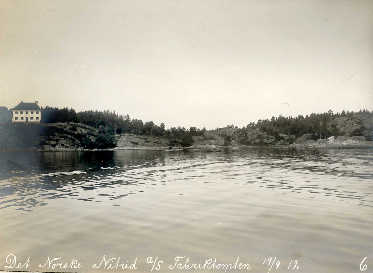 "19/09-1912" Nitriden. Smelteverkets direktørbolig til venstre. Terrenget til høyre er fabrikktomten til Nitriden. Kupert terreng. Tromøysund i forkant.