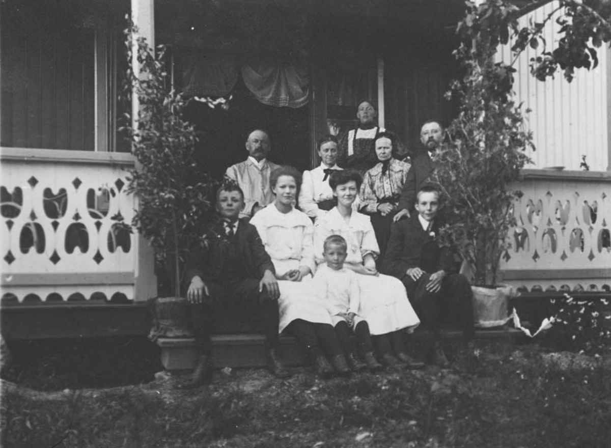 Familien Ola Schie på Ellingsrud gård.