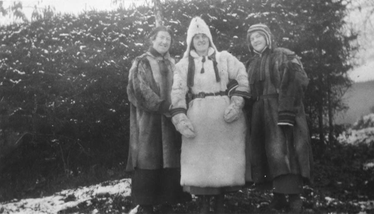 Maren, Hilda og Lina Ambjørnrud i samedrakter (pesker).