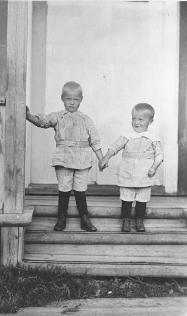 To små gutter, Gulbrand og Einar Torud, på trappa. (Hovedinngangen på Torud)
