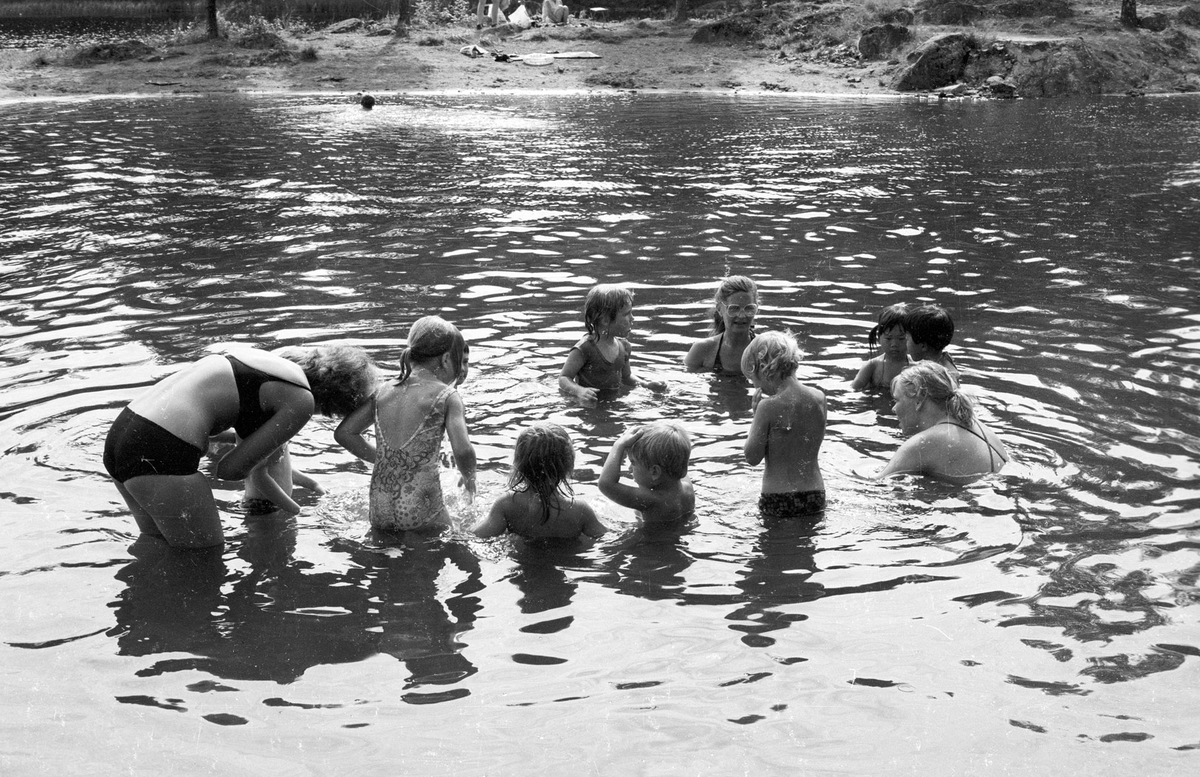 Myrdammen i Rælingen Badeplass To voksne og mange barn, svømmekurs