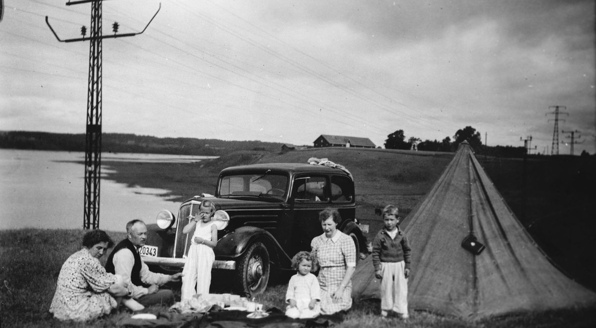 Familien Gjørvad på biltur med telt.