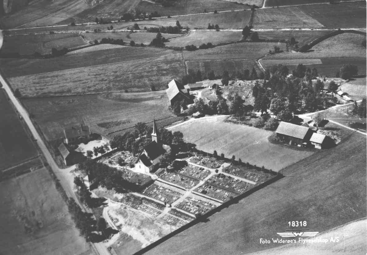 Flyfoto Lørenskog kirke med kirkegård og Hammer skole.