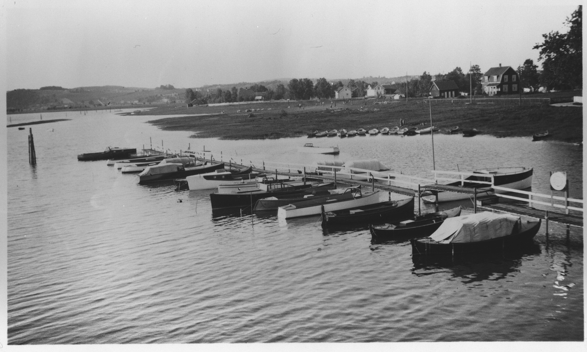 Motorbåtbrygga ved "Nybrua" i 1930 - årene.