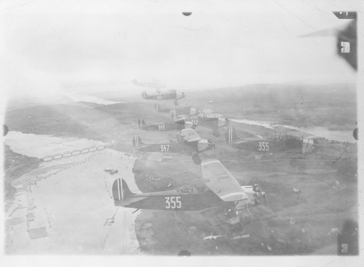 Åtte formasjonsflyr i luften. Bildet er tatt fra et 9. fly.