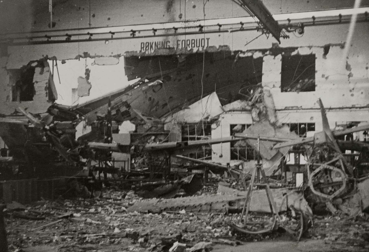 Album med fotografier fra bombingen av Kjeller flyplass 18. november 1943. Serien viser ødeleggelsene på bygninger, fly og omgivelser. Alle bildene er kommentert av fotografen.