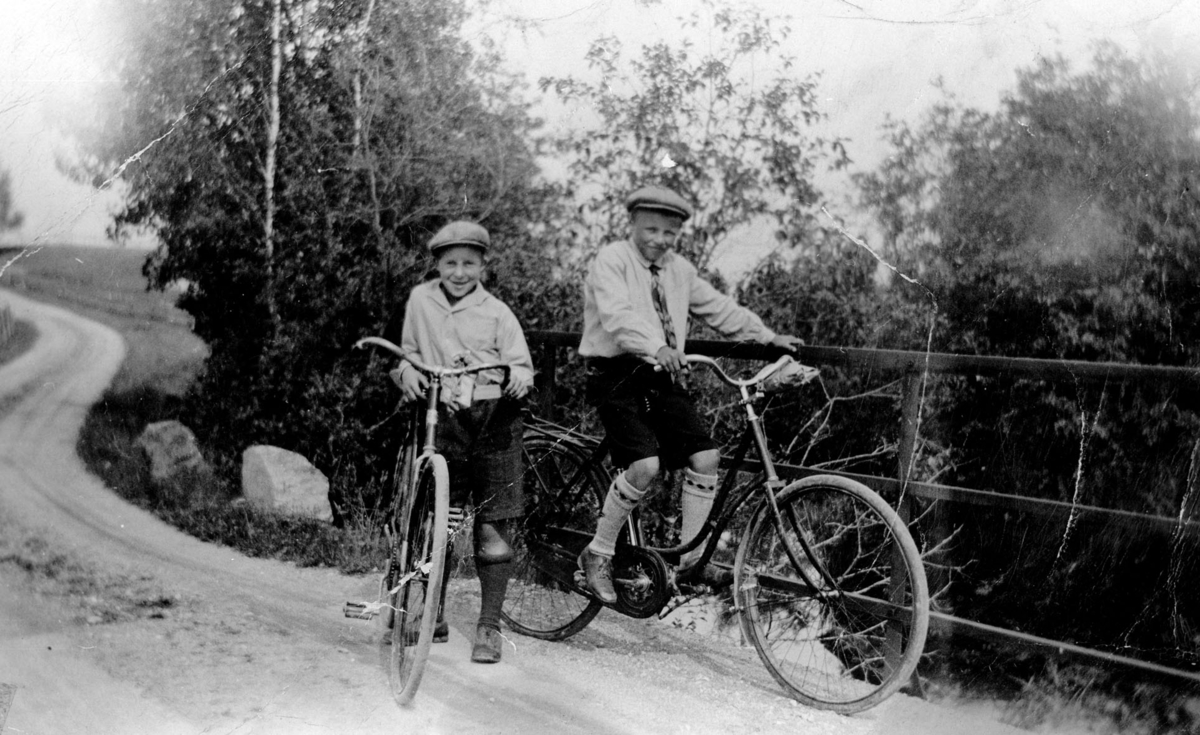 Leif Ruud og Erling Wethal med sykler.