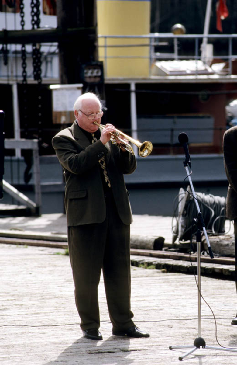 Fetsund lenser. Harry Kvebæk spiller trompet på brygga.