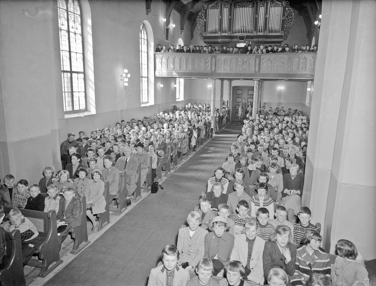 Eidsvoll Kirke ca. 1959. 
1-Arild Jensen, 2-Jan Tage Leonsen.