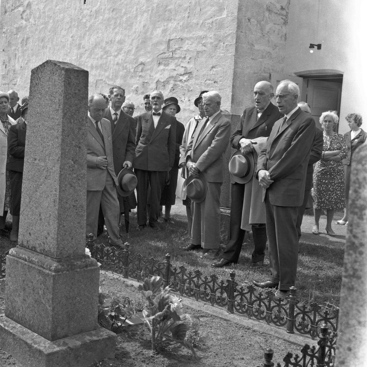 Eidsvoll Museumslag. Tilstelning ved Nicolai og Henrik Wergelands grav, samt Eidsvollbygningen 14.06.1964.