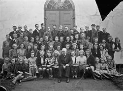 Konfirmanter utenfor Eidsvoll Kirke. 1942.
Presten er Sognep