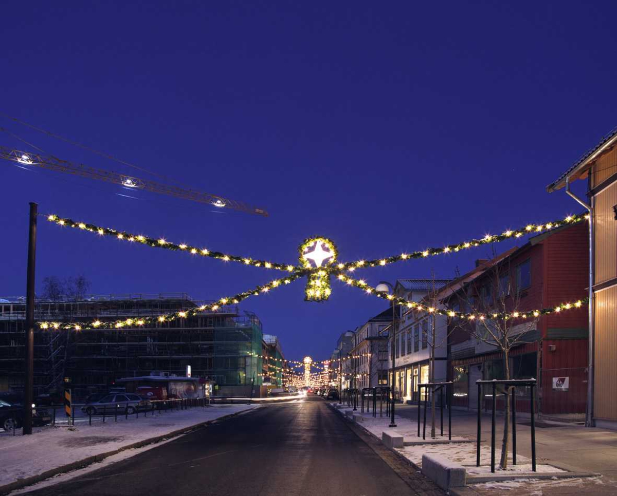 Julebelysning.

Julegata i Lillestrøm. Granbar med hvit julebelysning og midtdekorasjon hengende slik at belysningen danner allèeffekt 