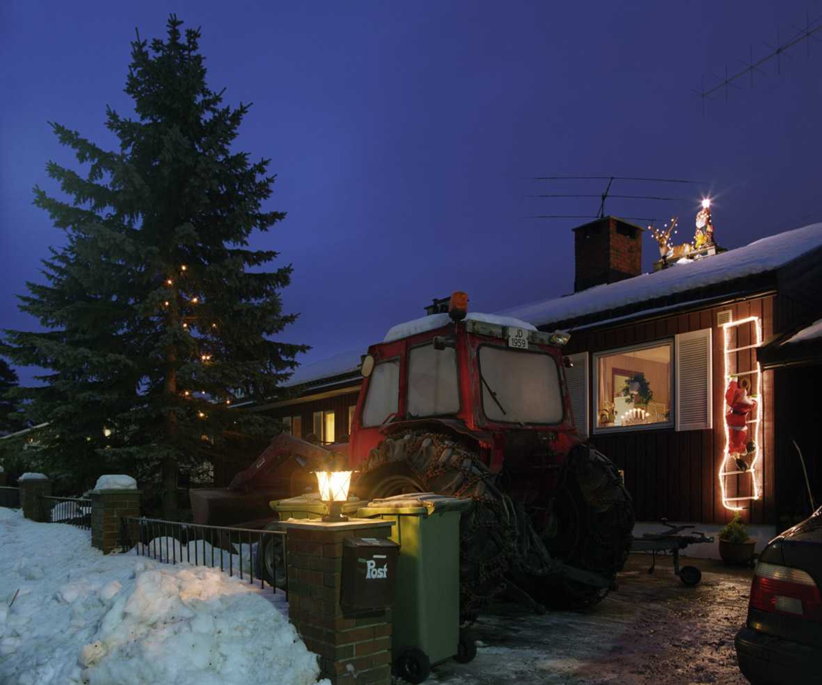 Julebelysning

Reinsdyr med lyslenke og nisse med lysende lykt på taket. Nisse som kravler opp veggen på lysstige og lyslenke i gran ved enebolig.