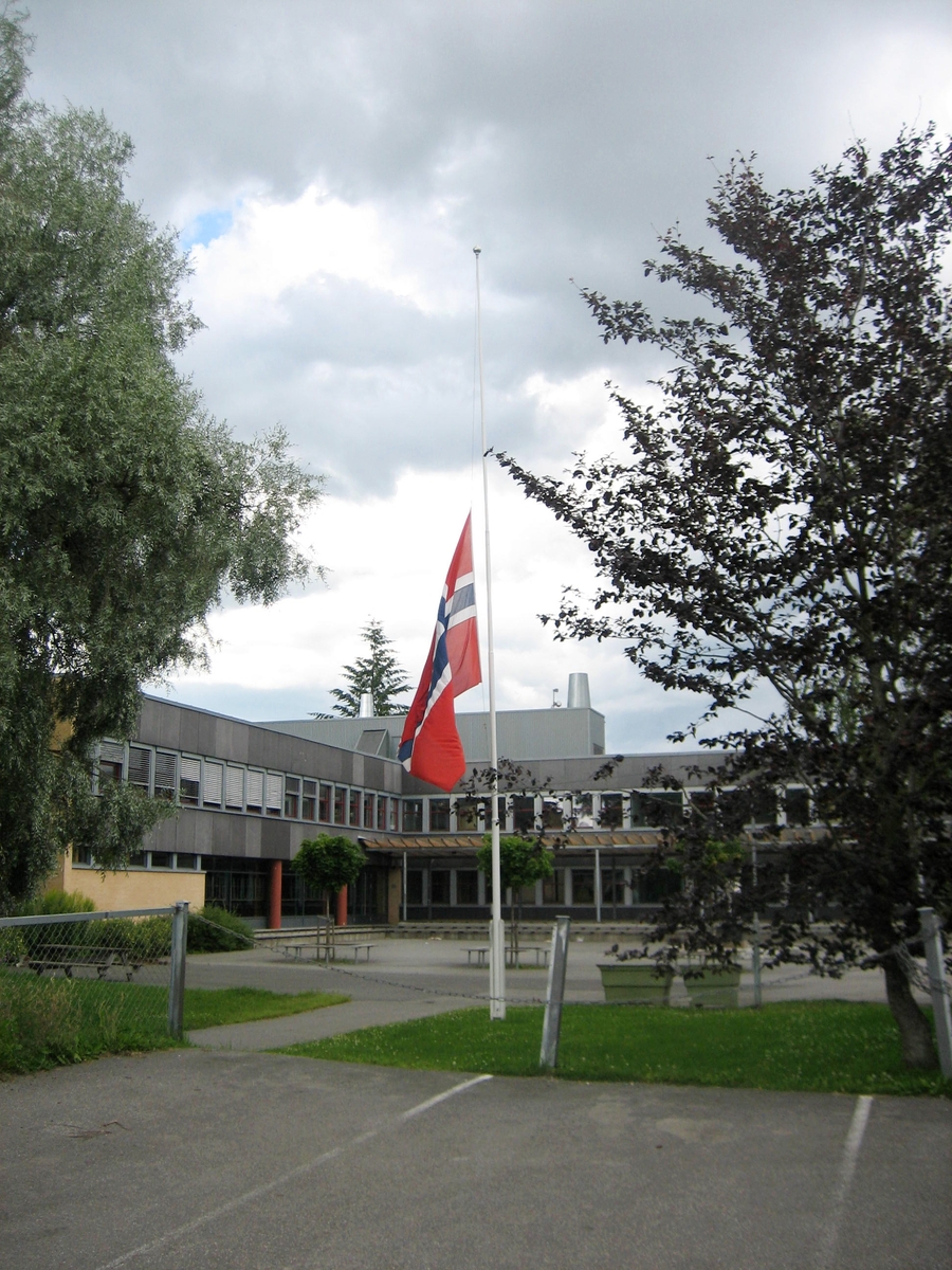 Minner etter terrorhandlingen den 22. juli 2011. Flagg på halvstang ved Fjellsrud ungdomsskole på den offisielle flaggdagen den 29.07.11.