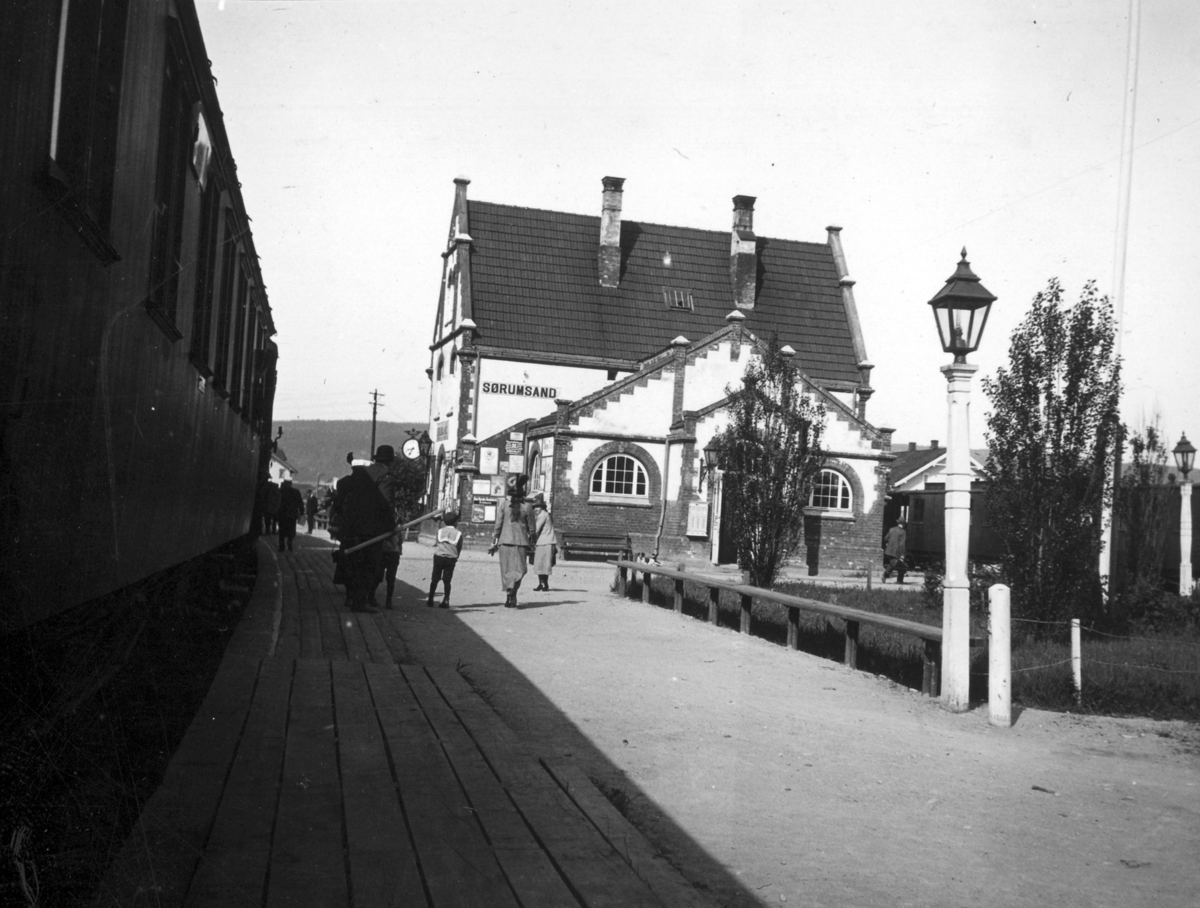 Tog på Kongsvingerbanen står på Sørumsand stasjon.