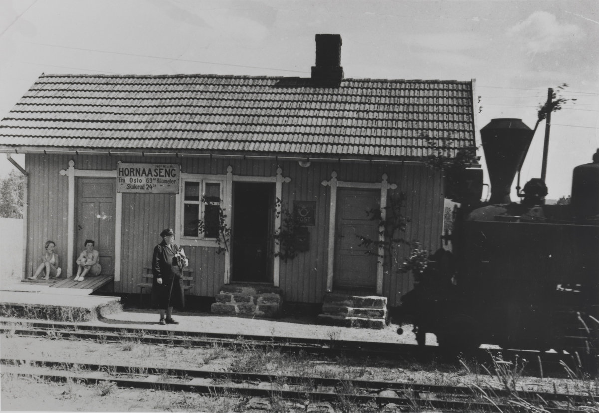 Gina Sannerud tar imot tog retning Sørumsand på Hornåseng stasjon.