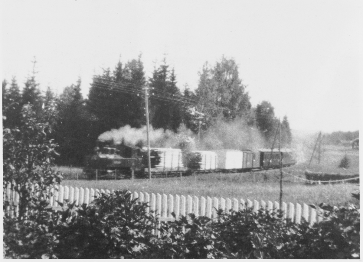 Tog retning Sørumsand trukket av damplokomotiv nr. 6 HØLAND ved Liermosen.