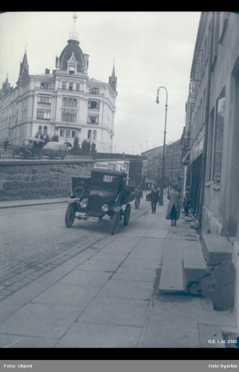 Victoria terrasse fra syd. Gammel bebyggelse langs Ruseløkkveien. Lastebil, Ford TT årsmodell ca. 1920-27.
