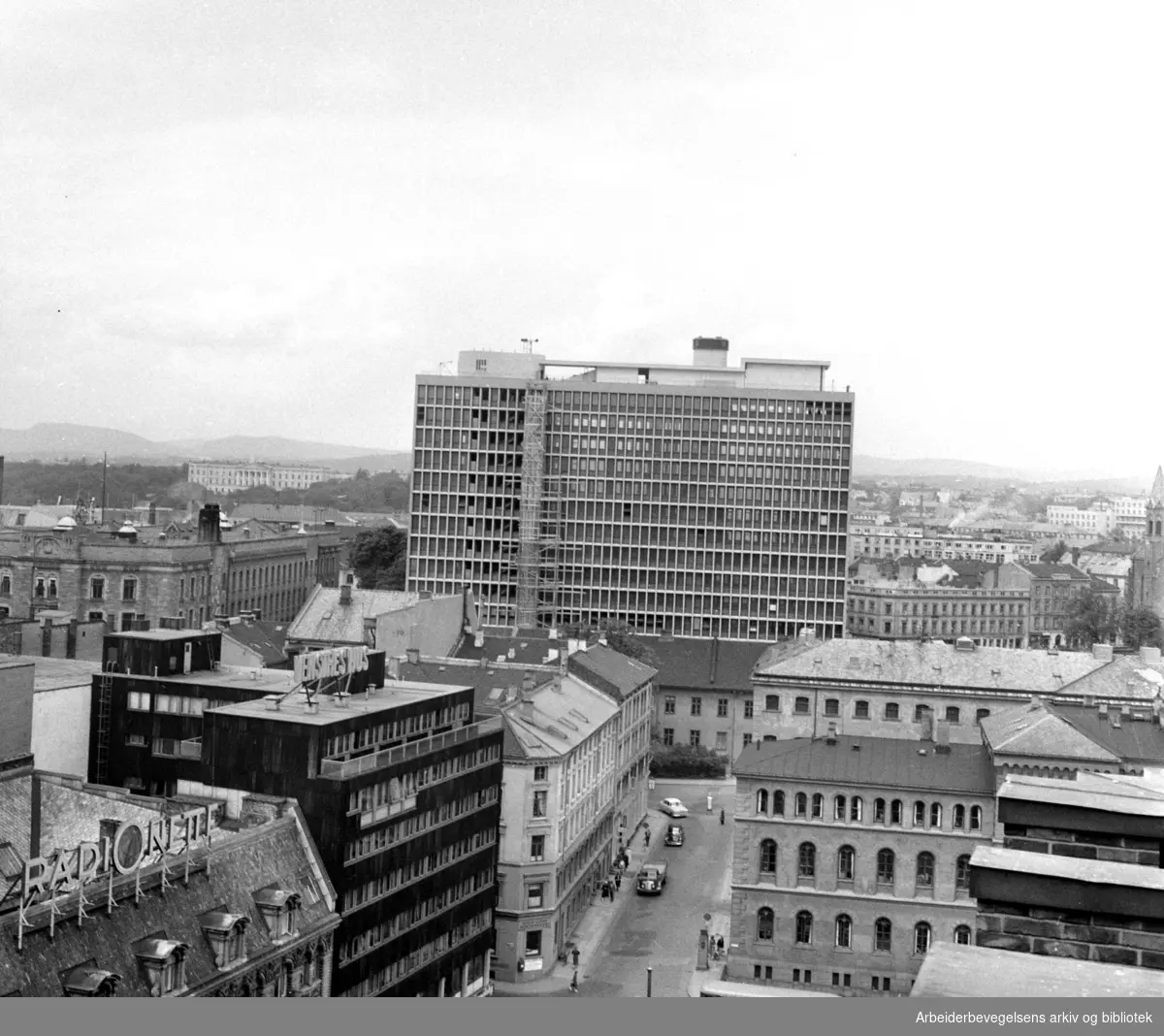 Regjeringsbygningen under bygging,.januar 1958