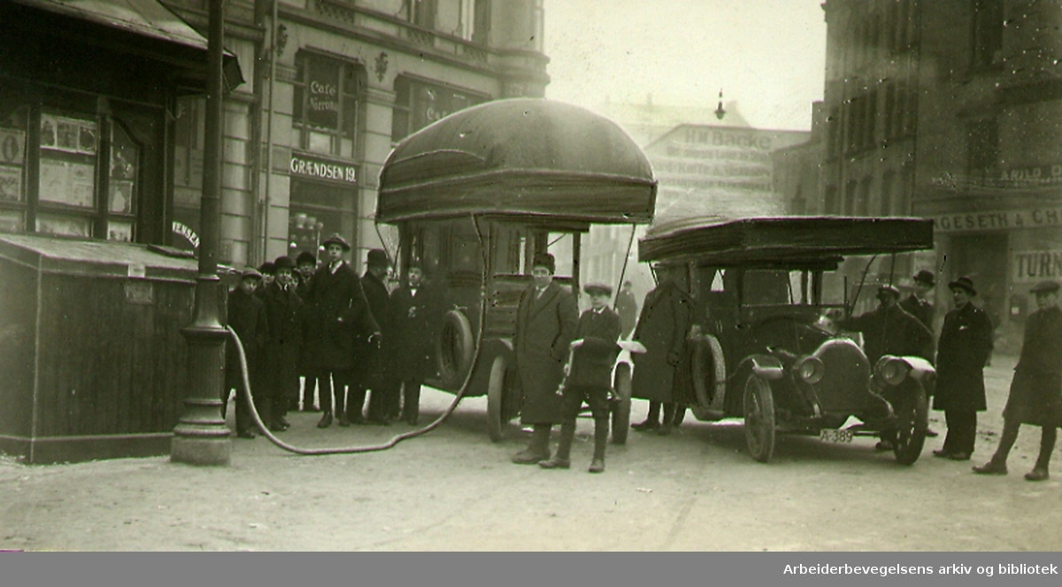 Biler med gassballong på taket fyller gass i Grensen, .september 1917