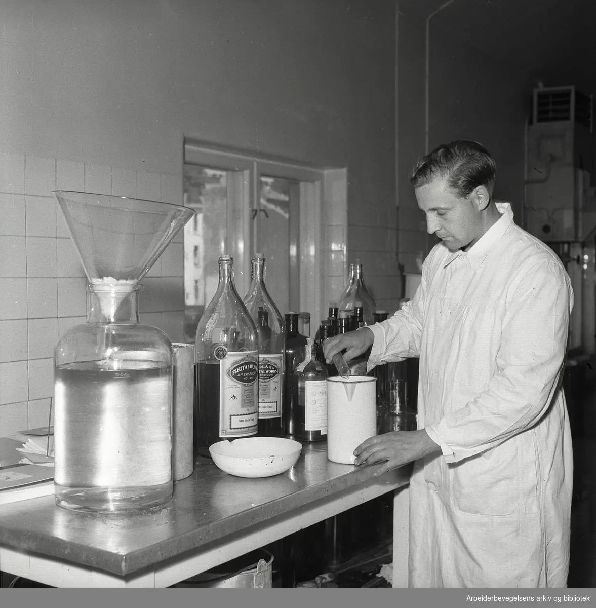 Nora bryggeri, fra laboratoriet,.juli 1947