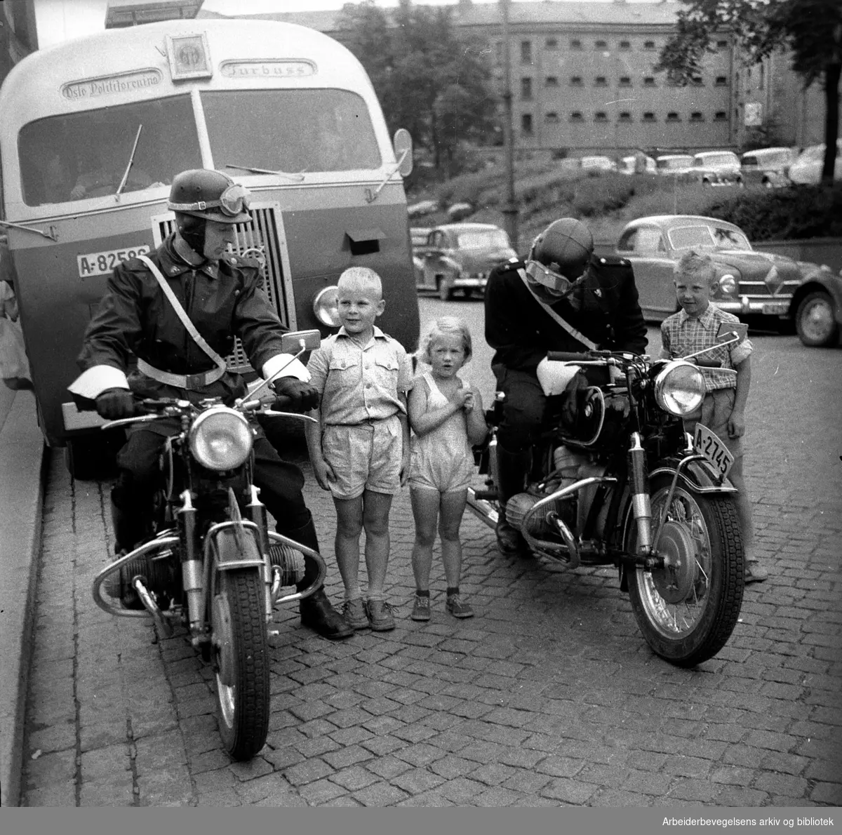 Barn med politiet på landtur,.juli 1957