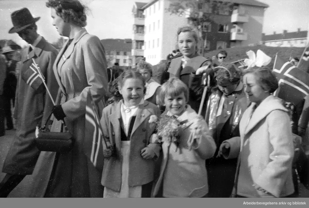 Barn i 17. mai-tog 1956