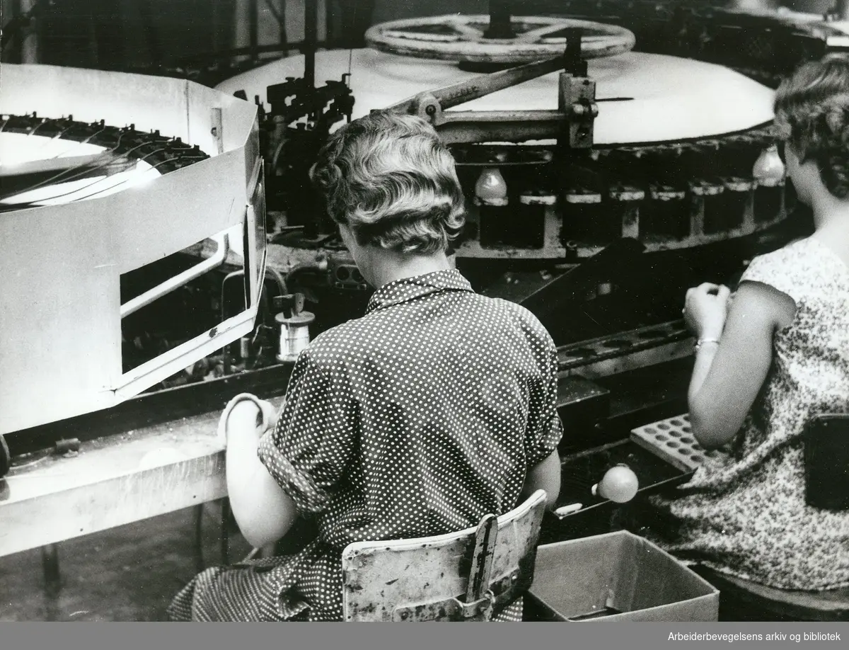 Lyspæreproduksjon ved Luma Fabrikker,.ca. 1960