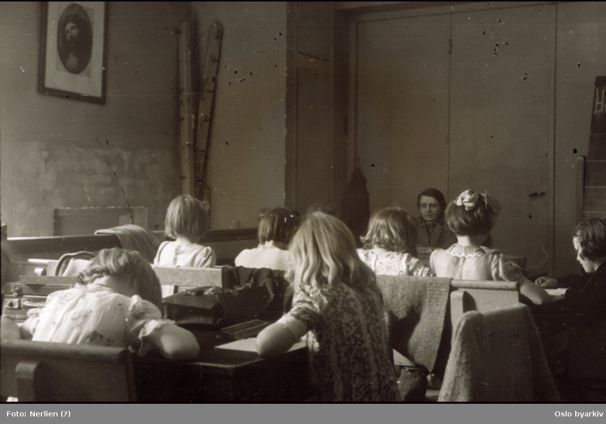 Undervisning i provisoriske lokaler ved Sagene skole under okkupasjonen.