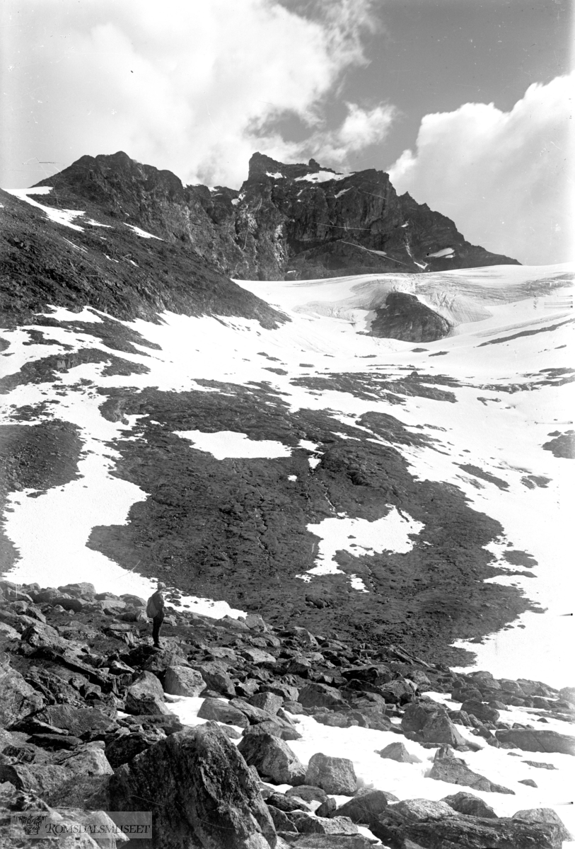 Juratind eller Gjuratind (1 712 moh.) er et markant fjell som ligger mellom Isfjorden i Rauma kommune og Eikesdalsvatnet i Nesset kommune. Juratind er en del av Romsdalsalpene. Navnet kommer av selve toppen, som ser ut som en jurtapp (spene).
