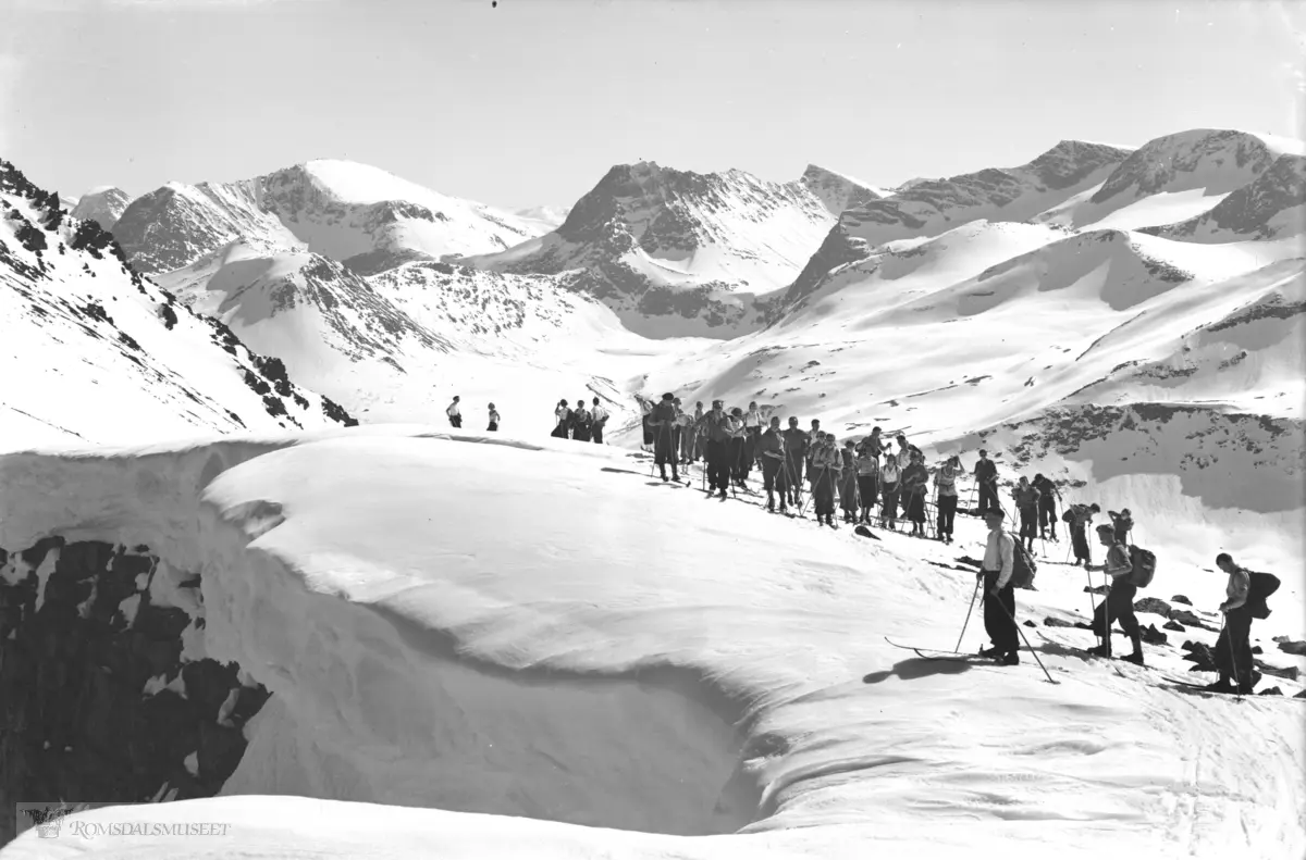 Turistforeningen, Hjertvikskåla. Skåla tur i 1936. Skiløpere mot Måndalen.