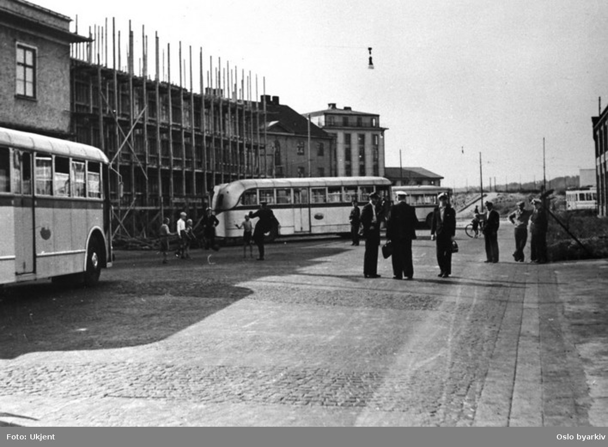 Oslo Sporveiers buss B6 serie parkert, barn, bussjåfører.