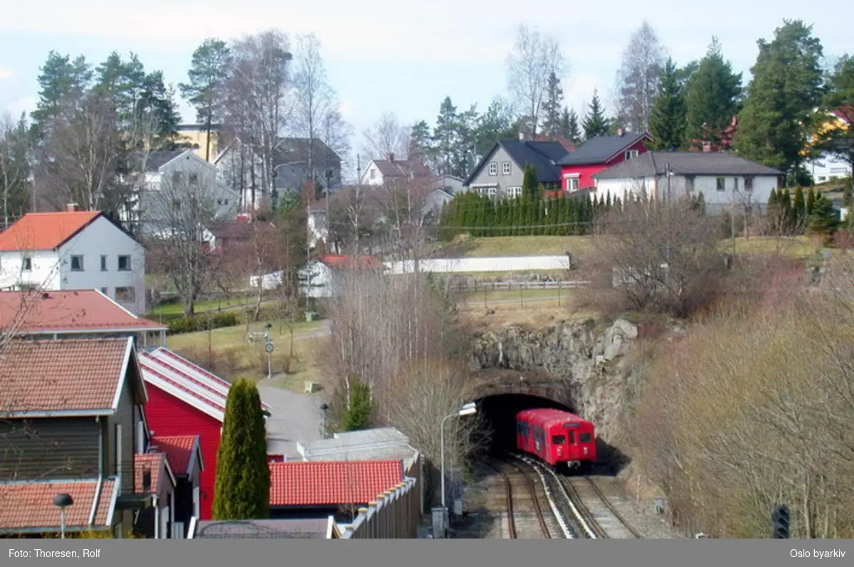 Oslo Sporveier. Østensjøbanen. T-banevogn 1109, serie T3, på linje 3 inn i Oppsaltunnelen fra Ullsrud.