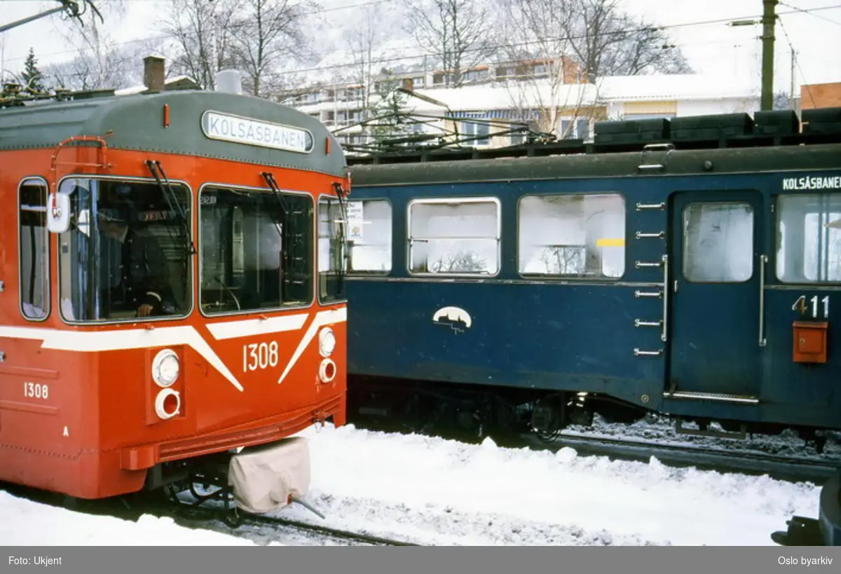 Oslo Sporveier. Kolsåsbanen. T-banevogn 1308, serie T5, og vogn 411, type C2, ved endestasjonen. Bildet tatt en vinter mellom 1978-1980.