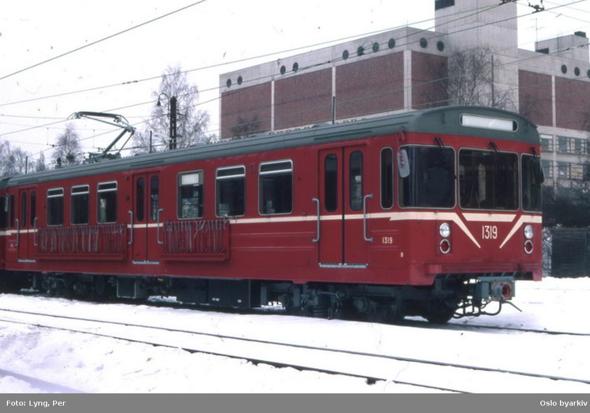 Oslo Sporveier. T-banevogn 1319, serie T6 (fra 1980-1981), som nylevert. Ved Majorstuen stasjonsområde foran Chateau Neuf.
