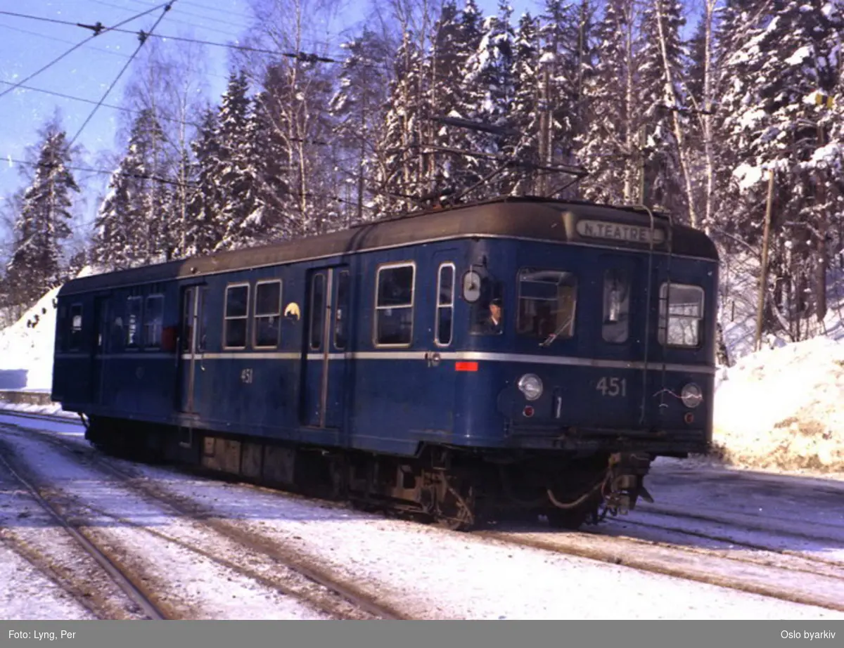 Oslo Sporveier. Første T-banevogn (fra 1960) serie T, opprinnelig vogn 1, her blålakkert som vogn 451 på linje 14, Kolsåsbanen. (Vogna opphugget 1994.)