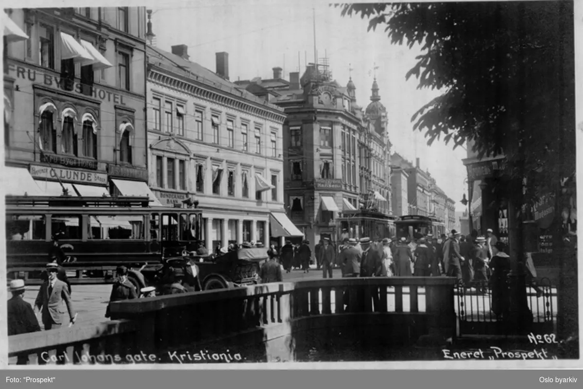 Karl Johans gate over Egertorget. Spaserende, Grønntrikker. Butikkskilt, Fru Byes Hotel. Postkort 62.