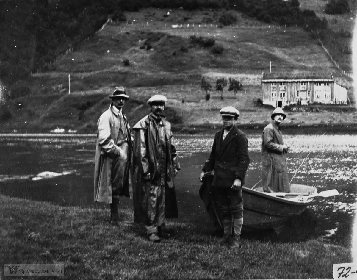 Fisking i Osen. Foran f.v. Edvart Nauste f.1873, d.1957, Olav O. Solhjell f.1904. Olav utvandra til Canada.....