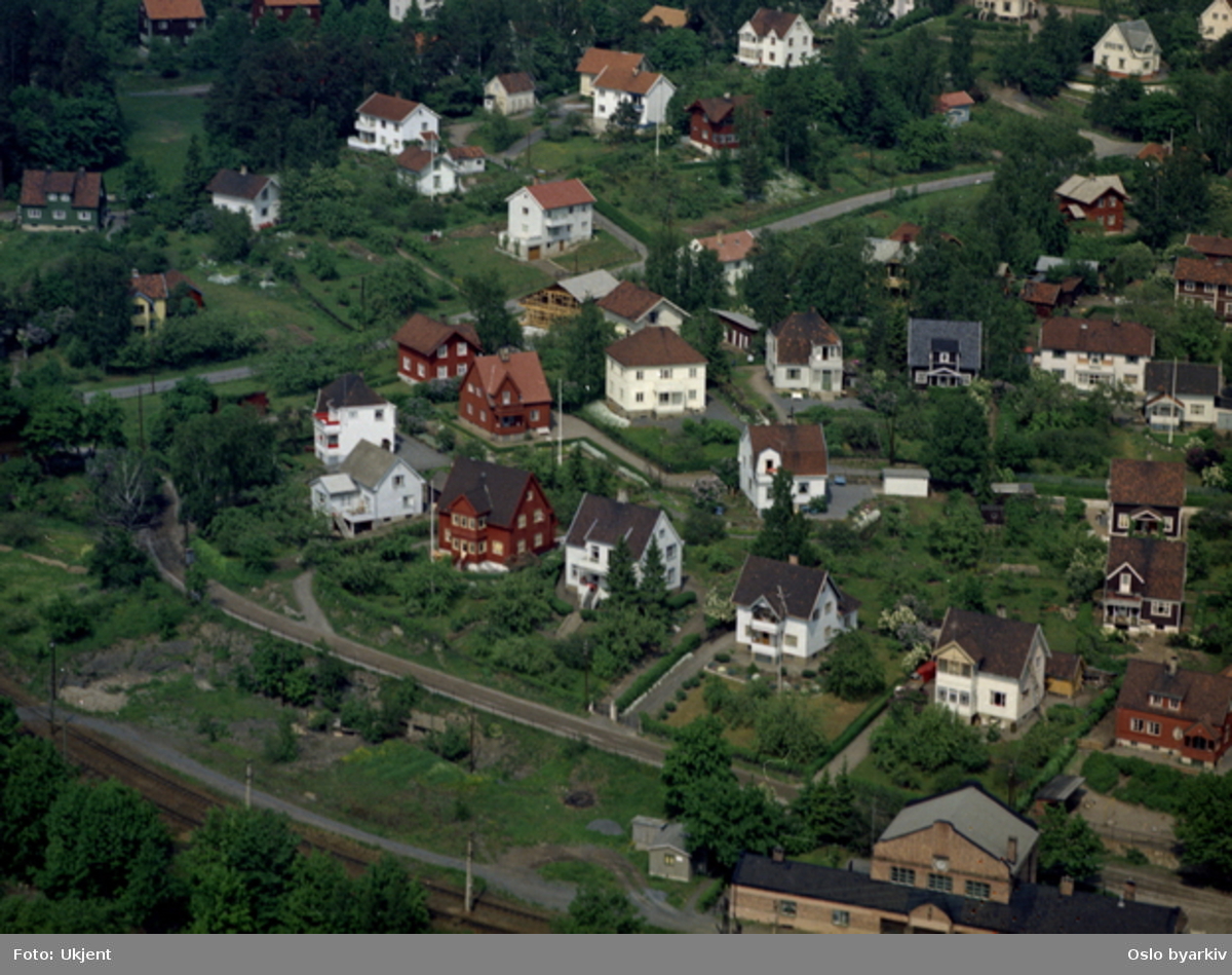 Villabebyggelse i Sponhoggveien og Hartmanns vei på lilleaker. Deler av Ørakerstasjon (senere Lilleaker stasjon), endestasjon for Lilleakerbanen. Villabebyggelse. (Flyfoto)