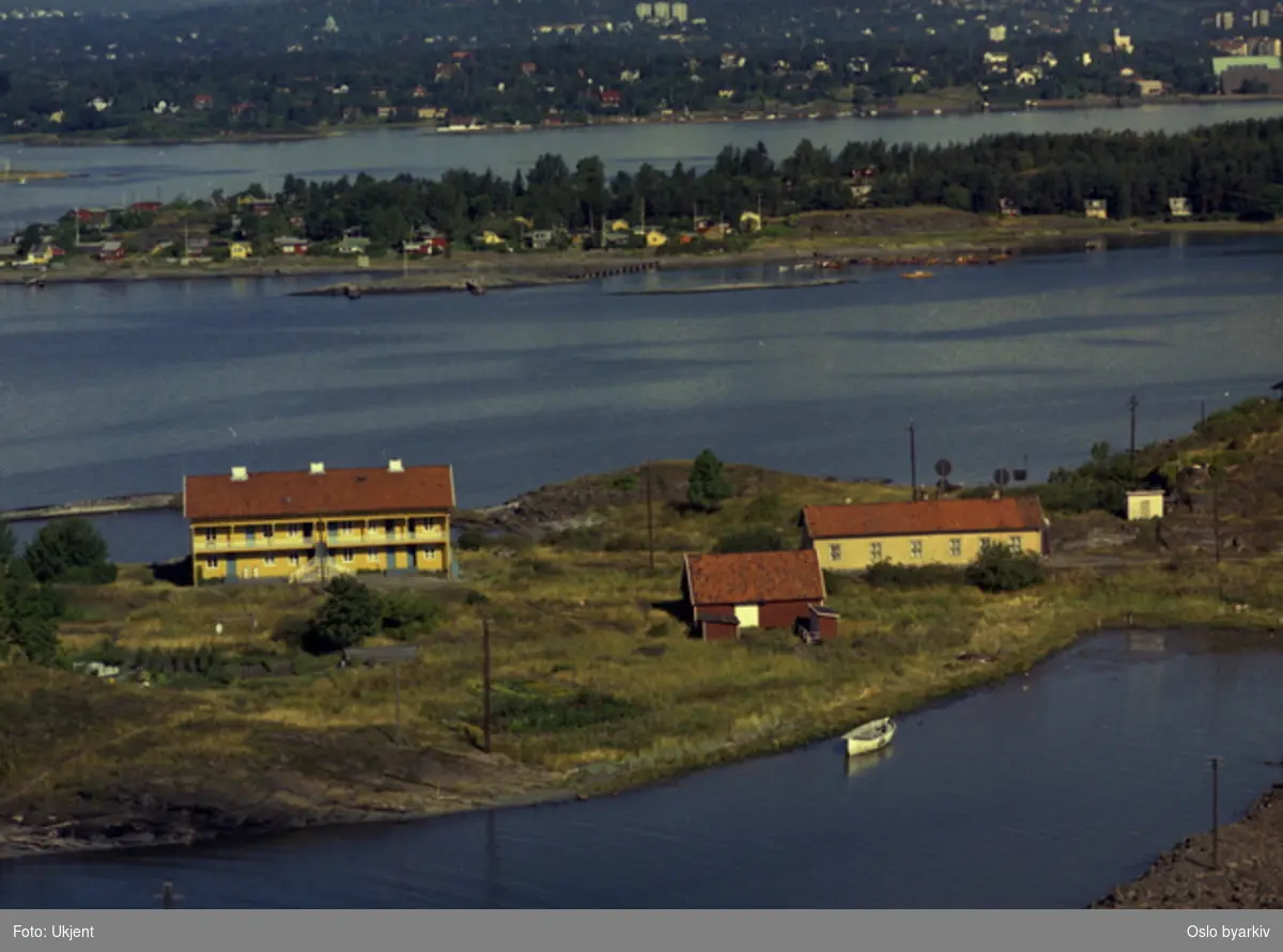 Heggholmen, Gressholmen. Arbeiderbolig for Lilleborg fabrikker, tidl. Christiania Dampoljemølle (Flyfoto)