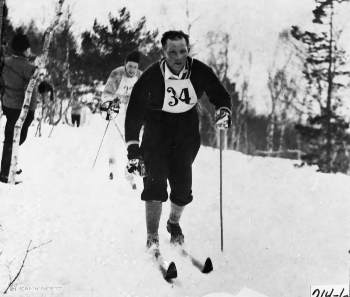 John Hammervoll under et skirenn i Molde i 1938 med nr. 34 på brystet