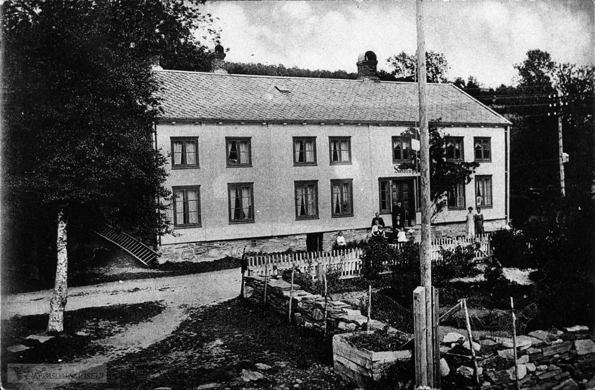 Sverdrups Gjestegiveri, Eidsvåg. ca 1910. Om garden og gjestegiveriet, sjå Nessetboka bind 2 under Sjøgarden. .