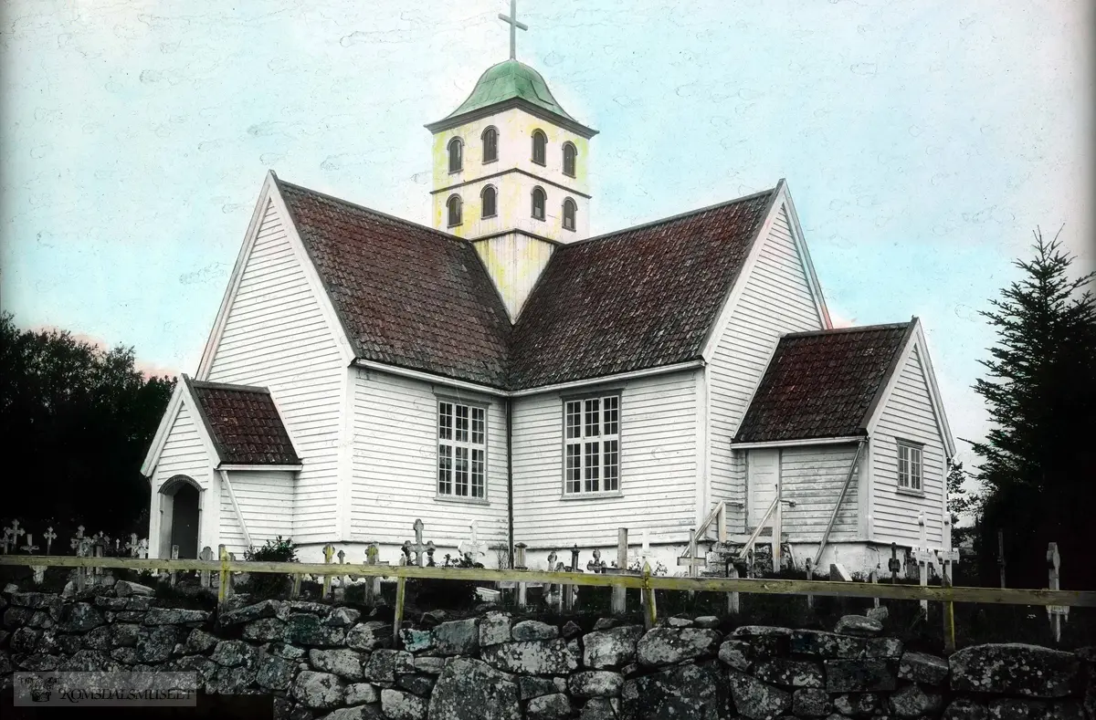 Bolsøy kirke sett fra sør øst., kirken ble bygd i 1726 og revet i 1907..Håndkolorerte bilder på glasspate.