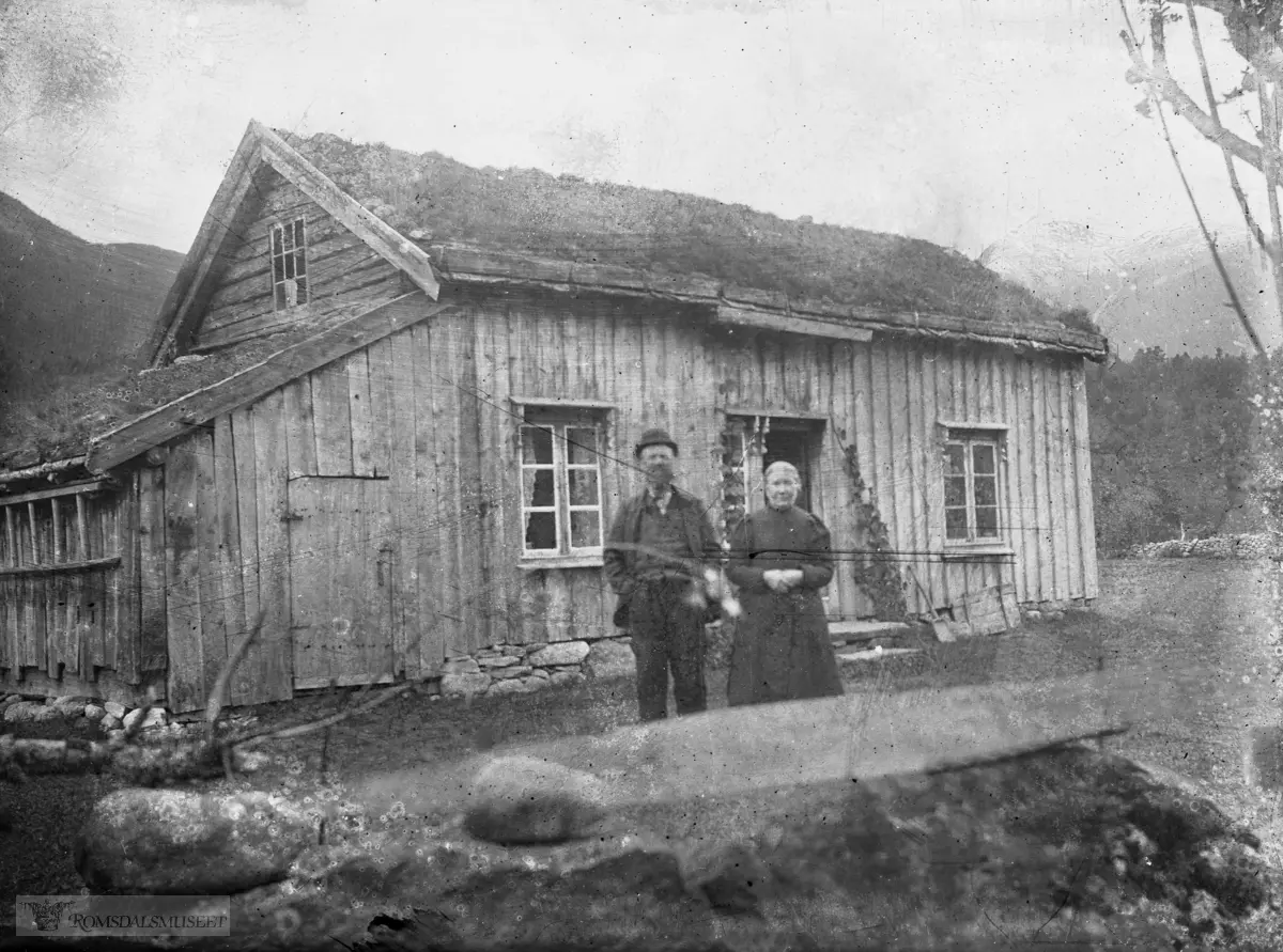 Mathias O. Soggemoen og kona Ingrid, Husmannfolk på Mathiasplassen under Moen, Eresfjord. ..Humle som slyngplante kring døra.