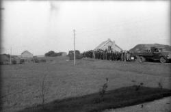 Gravfølge..Bautaen man ser på bildet er reist av ungdomslage