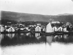 Molde by sett fra sør., Molde sett fra fjorden, med kirken.