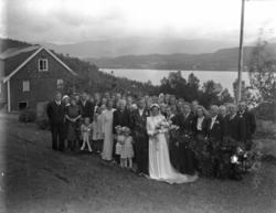 Lars T Ulleland gifter seg med Margit Nakken 1944. Bryllupet