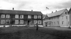 Mølmen hotel..man kan frortsatt se den hvite bygdningen om m