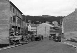 "Til venstre Storgata 15 Hammerø. Bak bilen Storgata 21, Røs