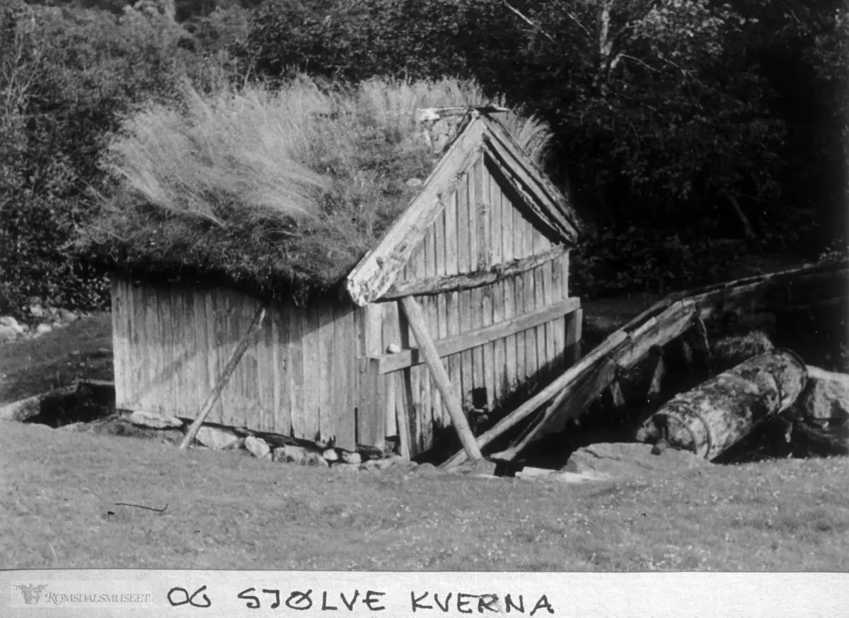 Kvern bygd av Torstein Oppigard omkring 1905..Murerarbeidet er gjort av Johannes Oppigård..(Se Romsdalsmuseets årbok 1975)
